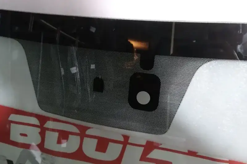 تعویض شیشه جلو دیگنیتی پرستیژ (1) تعویض شیشه جلو دیگنیتی پرستیژ (1)